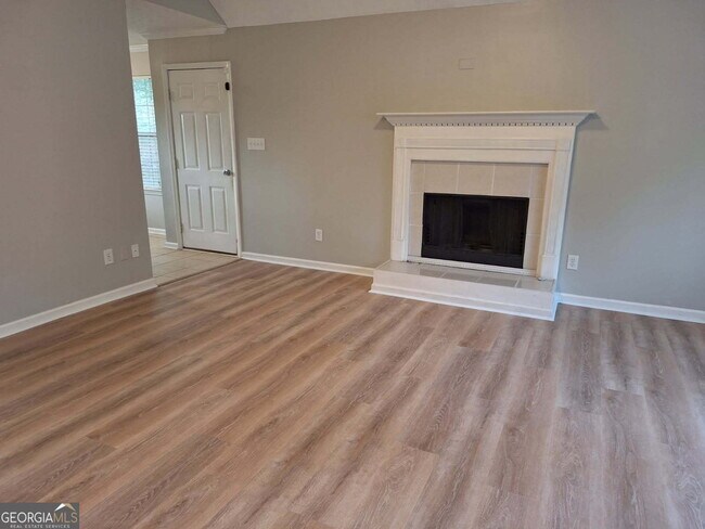 Foto del edificio - 85 Emerald Dr