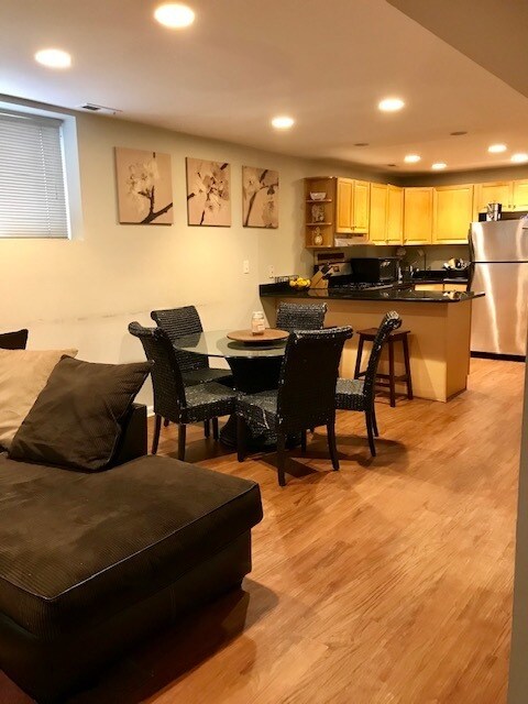 Foto del edificio - 3216 N Racine Ave