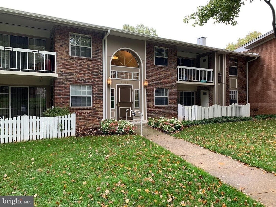 Primary Photo - Newly Renovated Mclean Condo with ample sp...