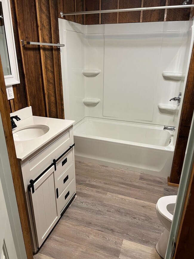 Building Photo - Jacksboro 37757 - 2 bedroom, 1 bath apartm...