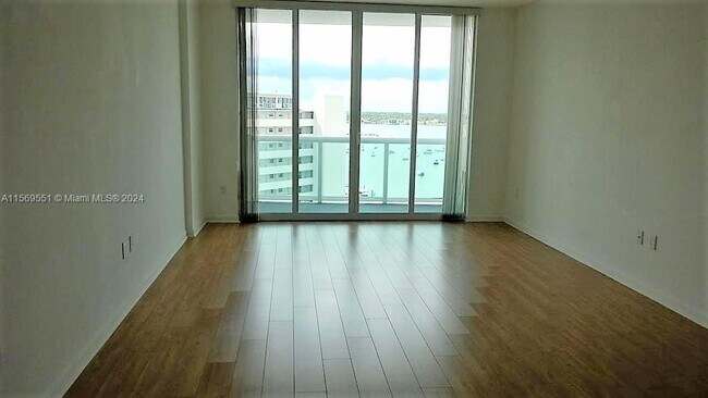 Foto del edificio - 7900 Harbor Island Dr