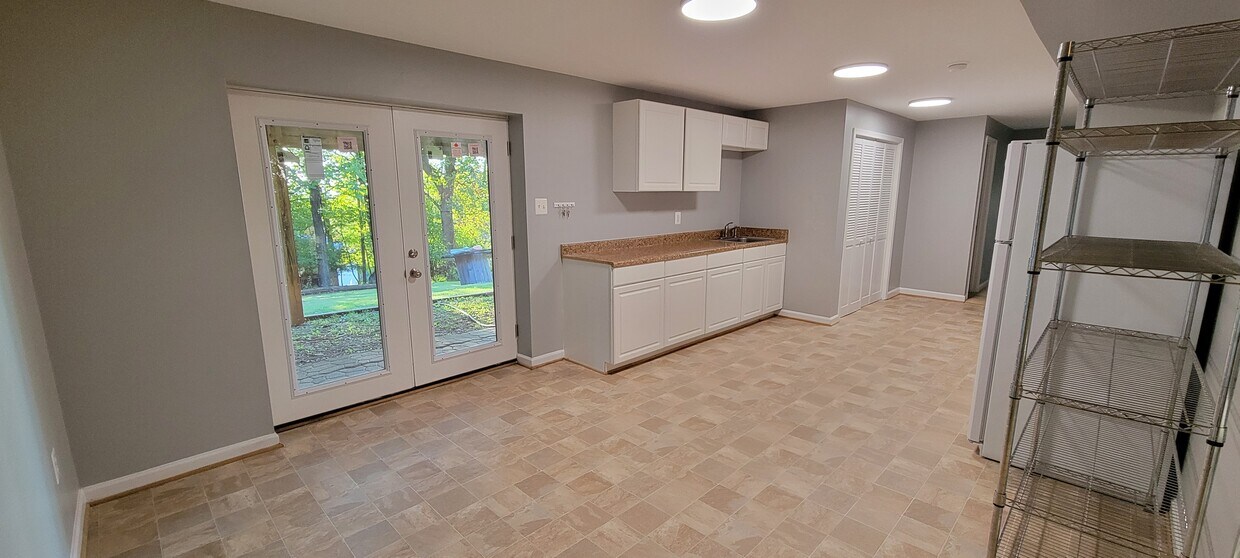 Entrance into dining room and kitchen - 32 Cashmere Ct