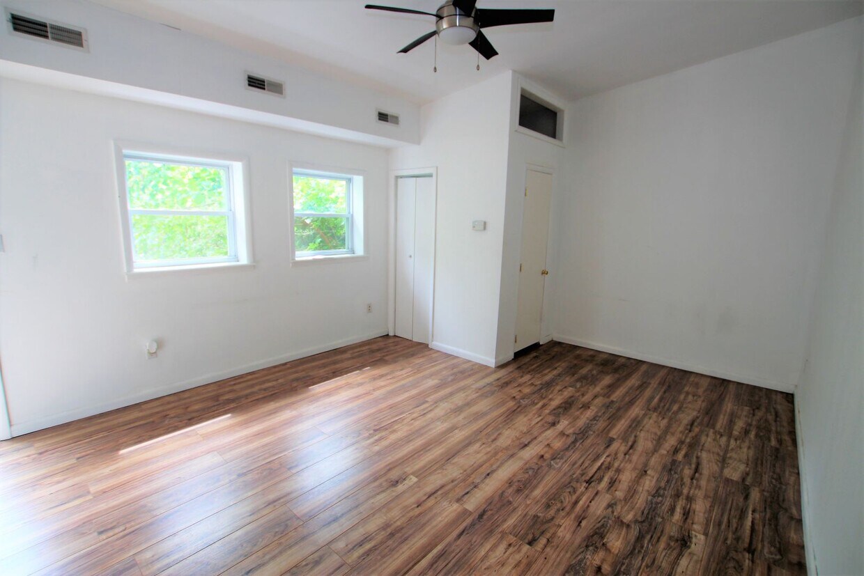 Spacious studio with deck available in NoLibs starting March 1st - Spacious studio with deck available in NoLibs starting March 1st