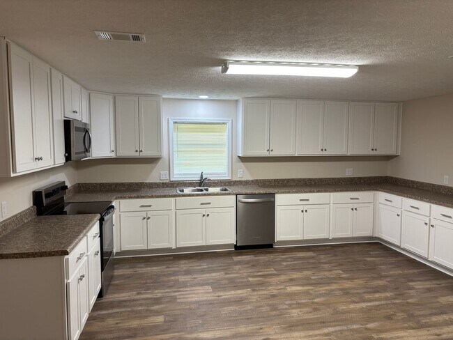 Foto del edificio - Convenient  Three Bedroom Westside location!