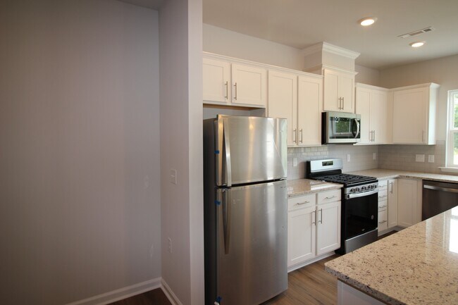 Foto del edificio - 825 Falls Grove Trl