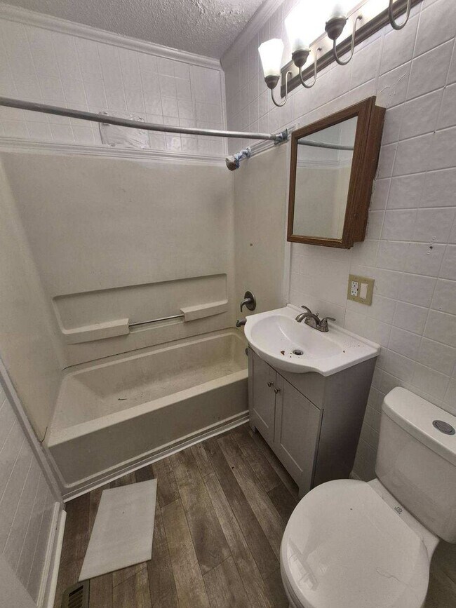 Foto del edificio - COZY CUTE & FRESHLY RENEWED 3 B.R. HOUSE!!