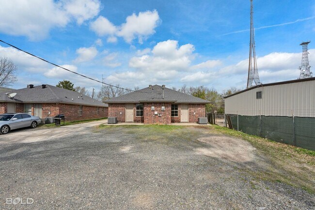 Foto del edificio - 1719 Lakeshore Dr