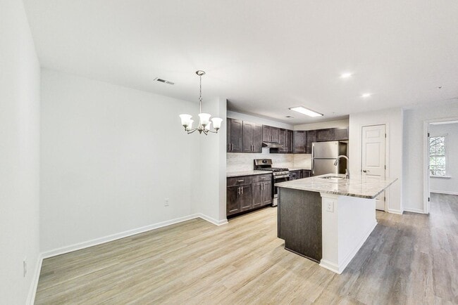 Building Photo - Top to Bottom Renovated Unit with 2 Master...
