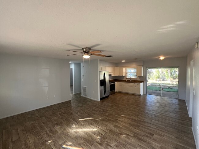 Sala de estar / Cocina - 5320 3rd St Ct W