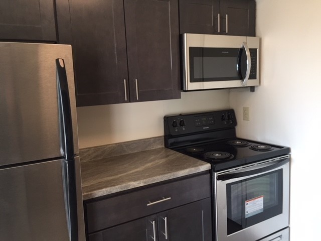 Renovated Kitchen - Rolling Hills Apartments