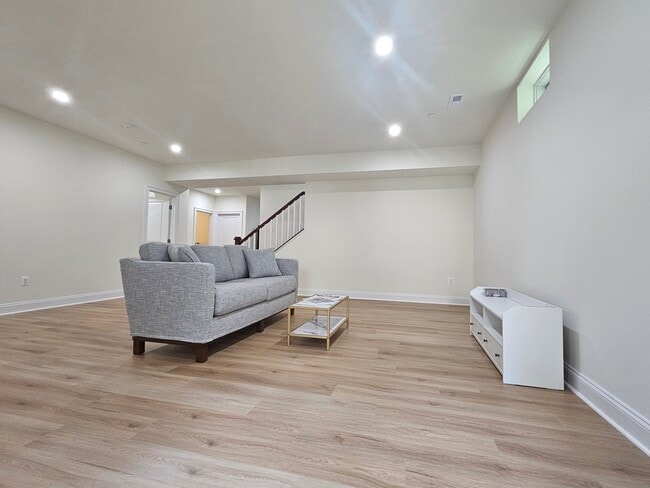 Building Photo - 204 N Van Buren St