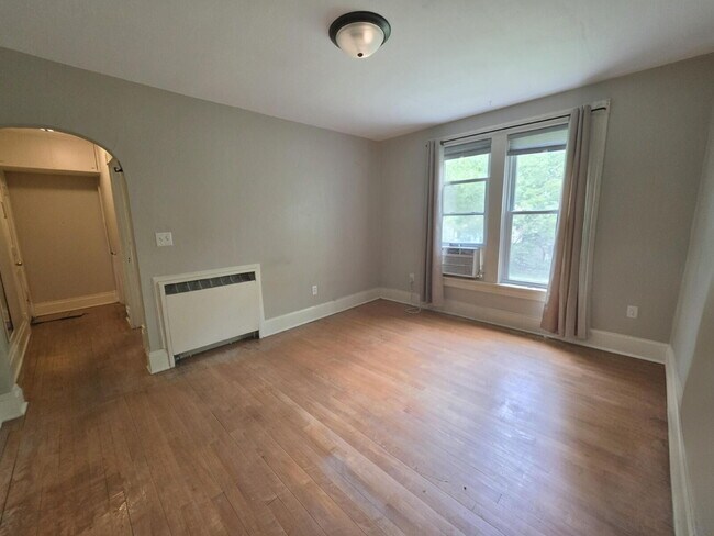 Foto del edificio - Bright 1 Bedroom Upper Unit Near UWEC, Water Street & Mayo Clinic – Available August 1st