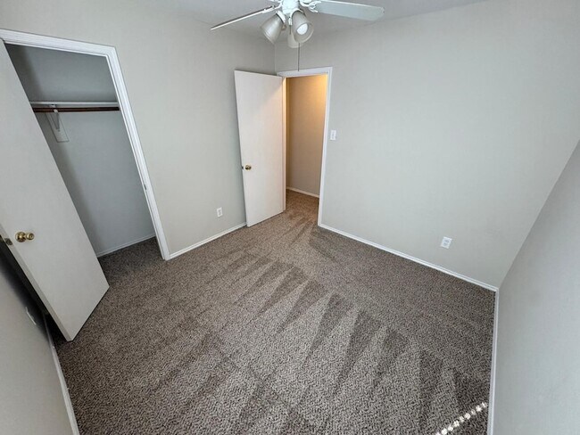 Foto del edificio - 9205 Lenox Dr