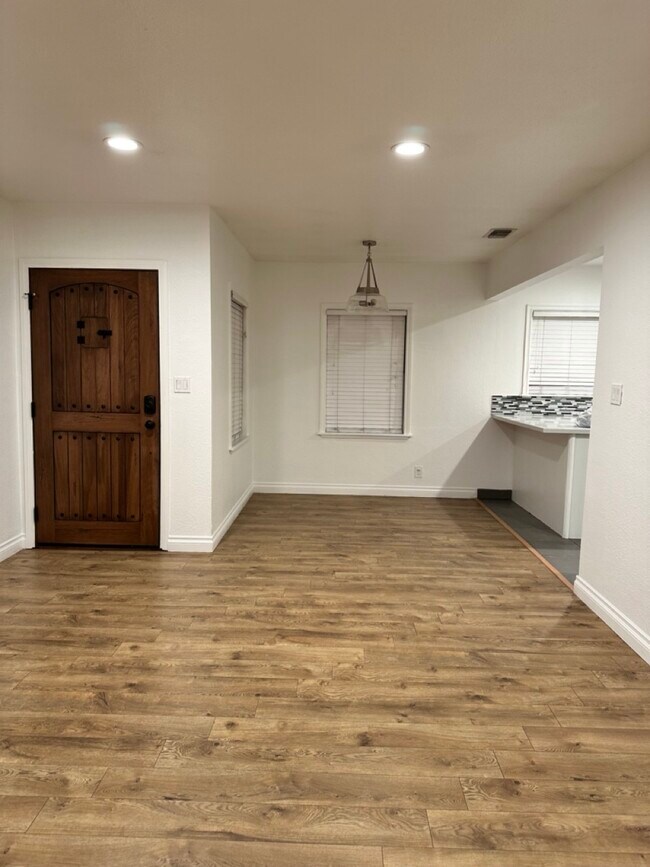 Dining Room - 18933 Runnymede St