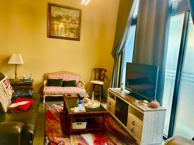 Building Photo - 300 E 4th St