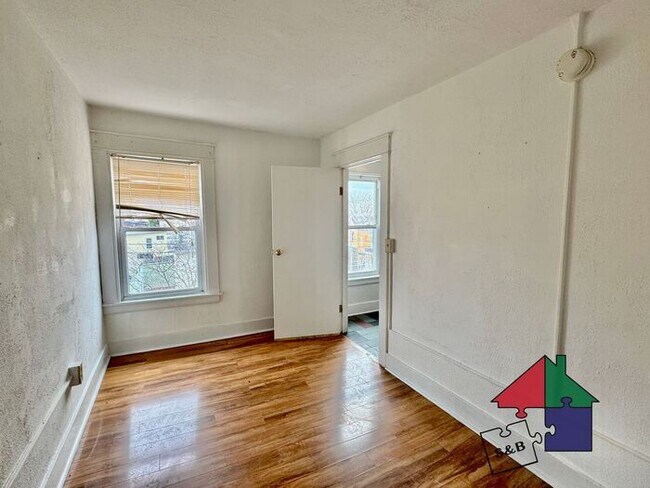 Building Photo - Amazing Two Bedroom in Burlington - $500 OFF FIRST MONTHS RENT WHEN YOU SIGN A LEASE BY 9/15!