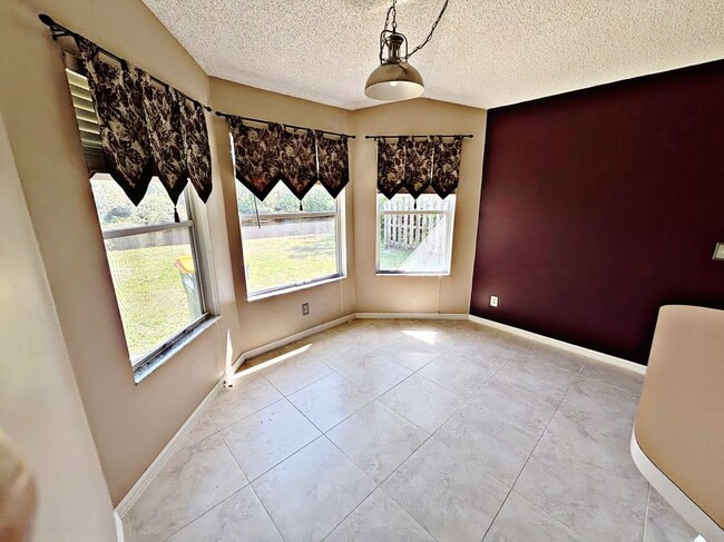 Building Photo - 1379 California Dr