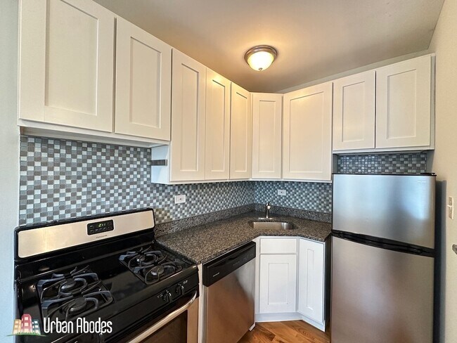 Building Photo - 523 W Melrose St