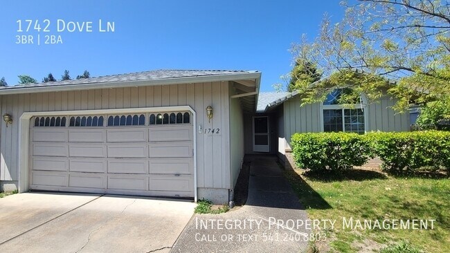 Building Photo - 1742 Dove Ln
