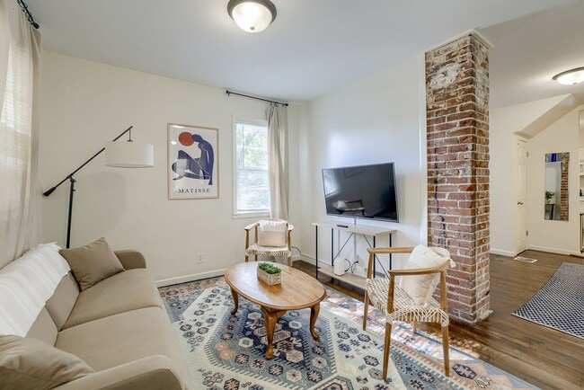 Building Photo - Charming 2 Bedroom with Fenced Yard & Parking Near Old Market!