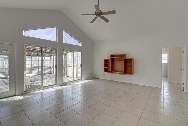 Foto del edificio - 15321 Dasmarines - 3/bed 2/bath $2,099/mo