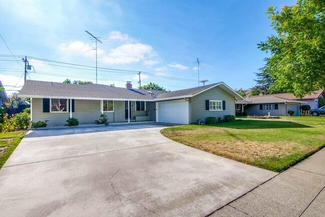 Building Photo - 1534 Crespi Dr
