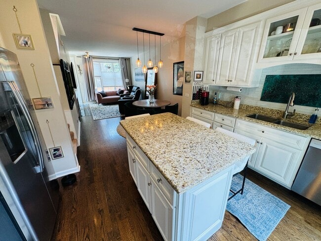 Building Photo - Spacious 3 Bedroom Townhouse