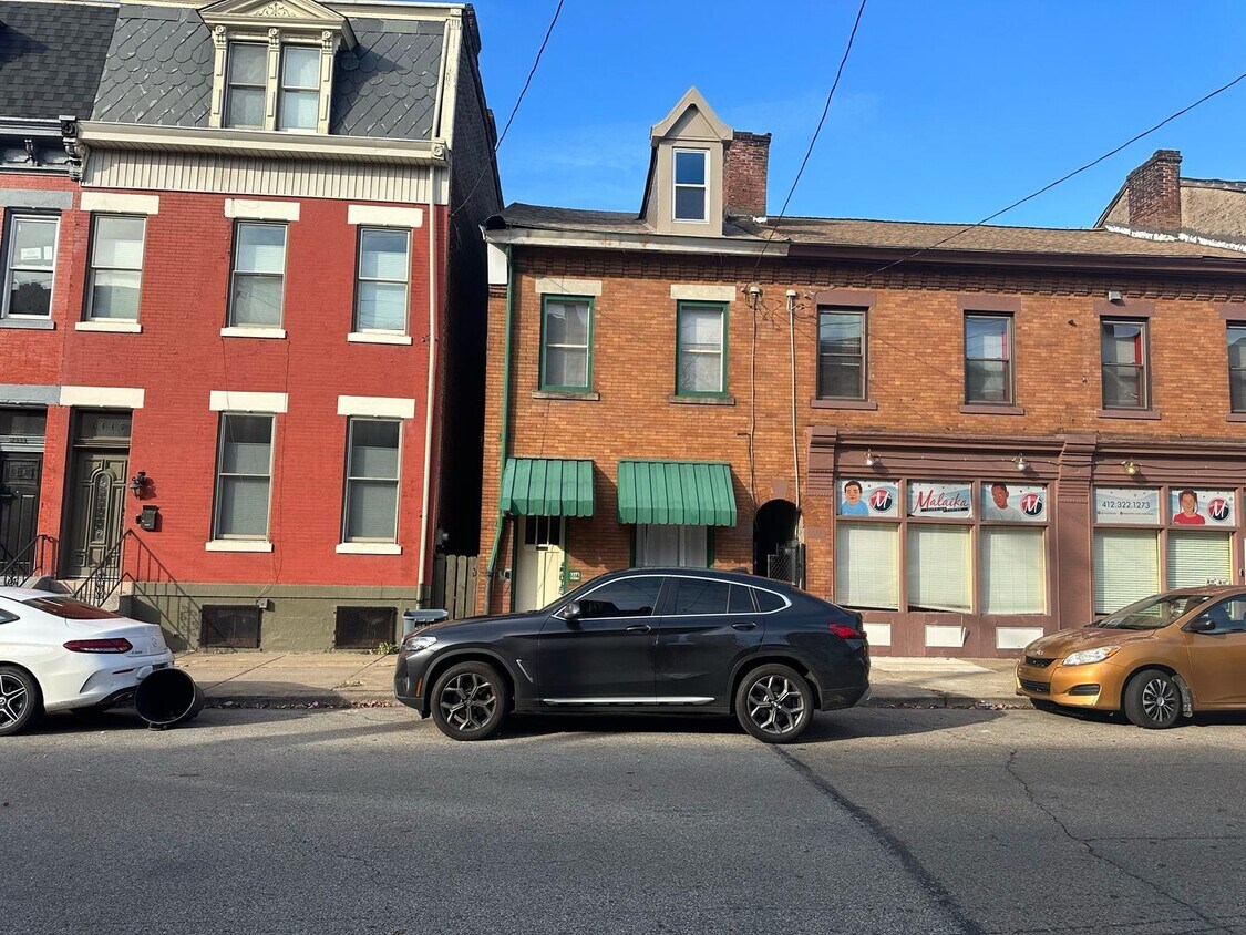 Primary Photo - 3 bedroom Row house on the Northside!