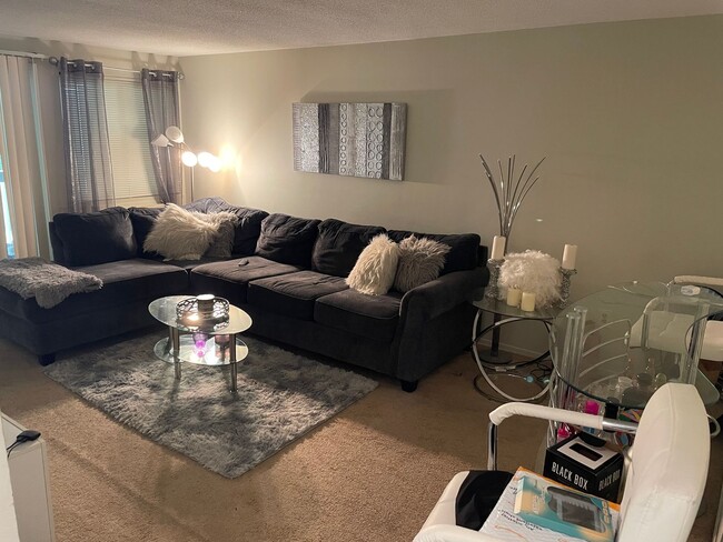 Building Photo - Cozy 1 Bedroom 2nd Floor Condo