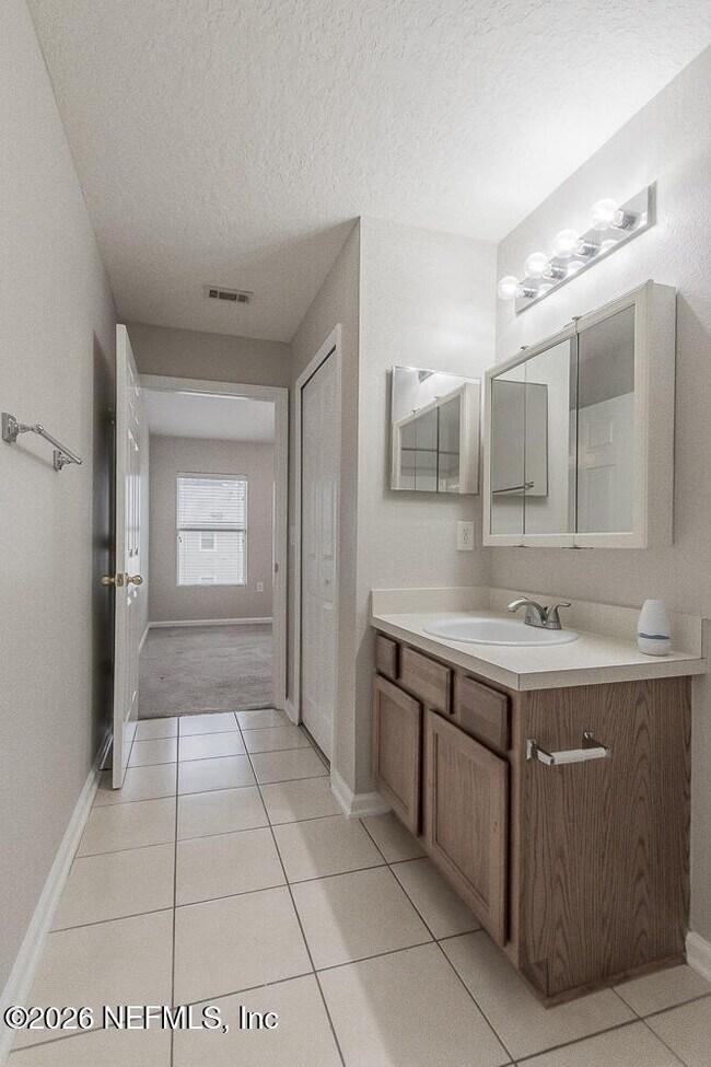 Foto del edificio - 7920 Merrill Rd