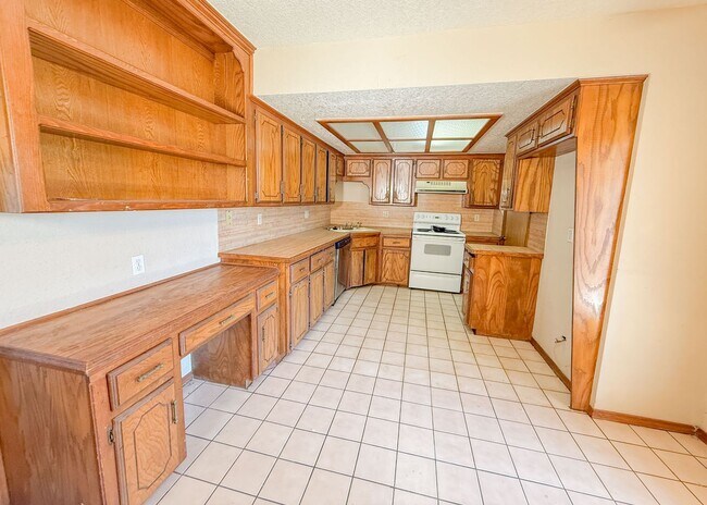 Building Photo - Charming Home in Edmond