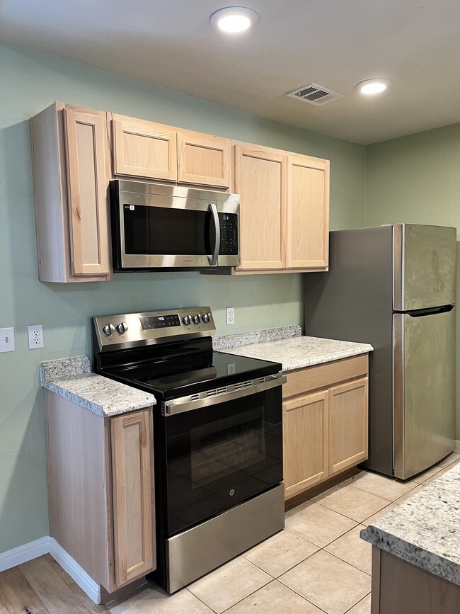 Building Photo - 1015 E Yager Ln