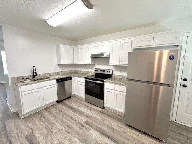 Foto del edificio - Beautiful 3 Bedroom 2 Bath Home in the Heart of Madison!