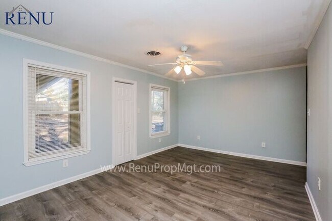 Foto del edificio - Now Available!