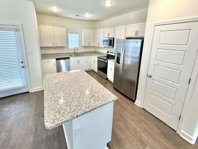 Foto del edificio - Move In Special! Now Leasing a 4-Bedroom 2.5 Bath Home with Office in Somerville