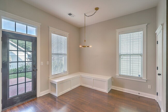 Building Photo - Charming White Gables Home!