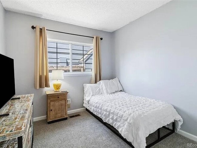 Foto del edificio - 7647 Elmwood St