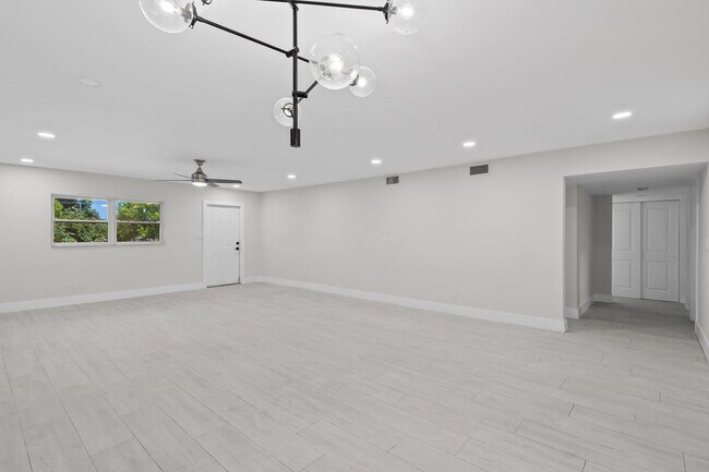 Building Photo - 1339 Ave