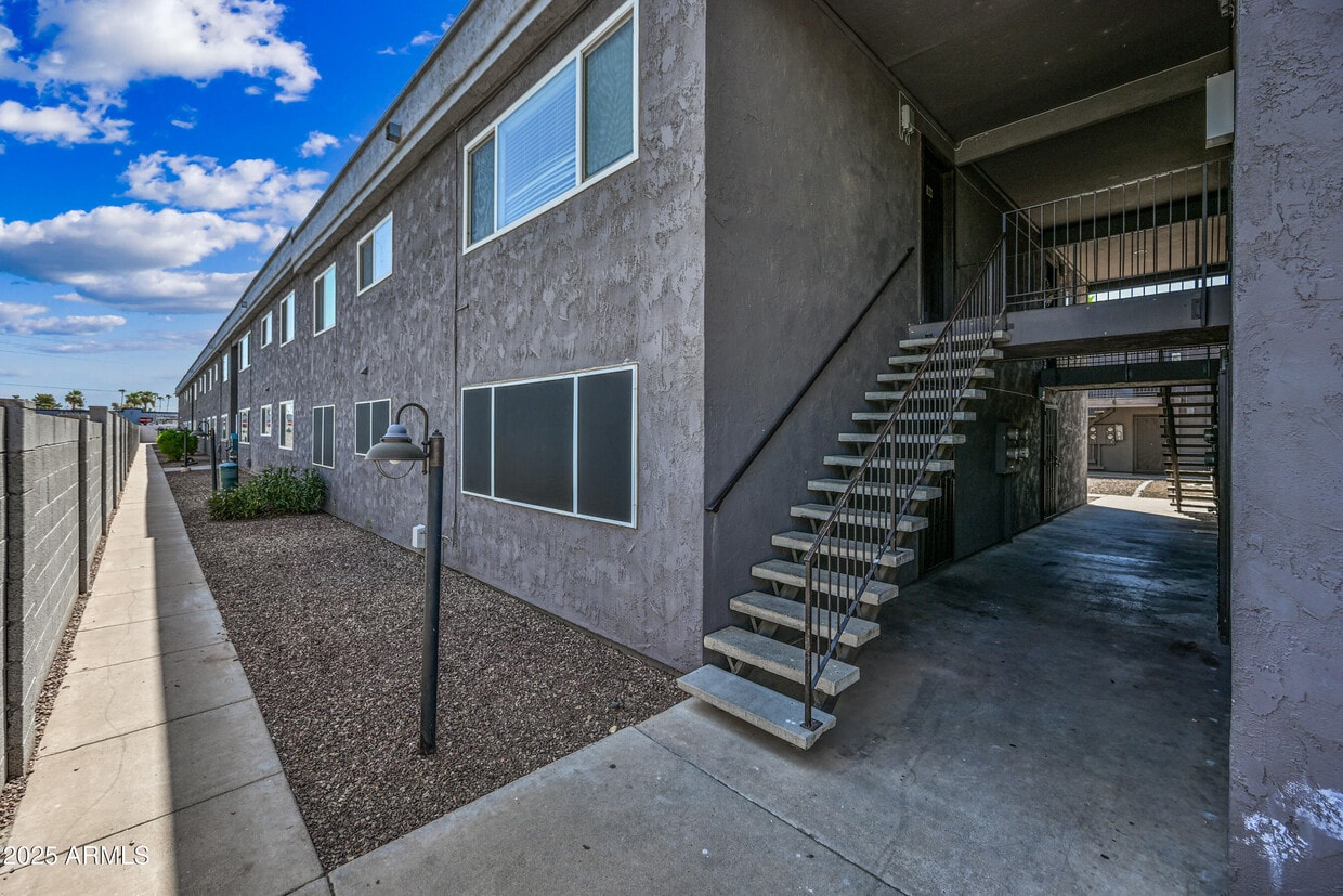 Primary Photo - 424 W Brown Rd