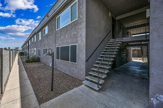 Building Photo - 424 W Brown Rd