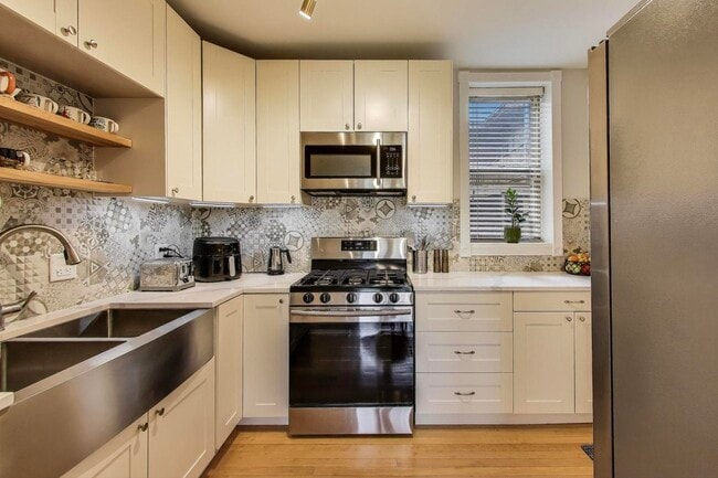 Building Photo - 600 N La Grange Rd