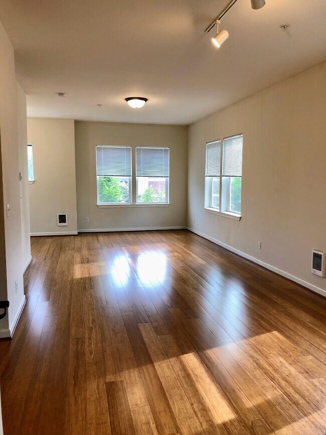 Foto del edificio - 7033 N Charleston Ave