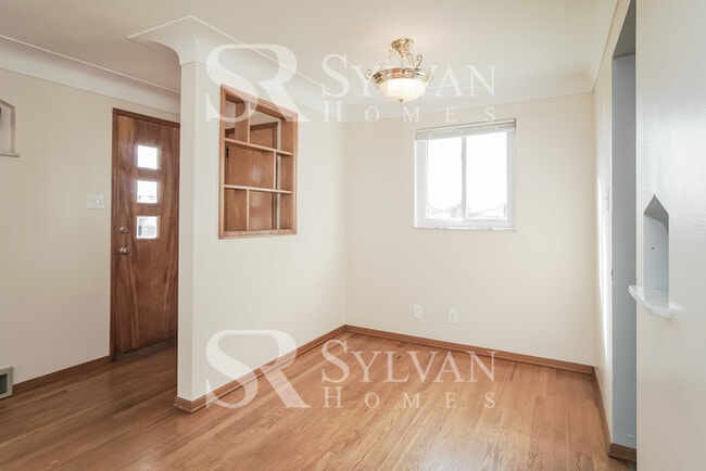Building Photo - Cute, cozy and comfortable