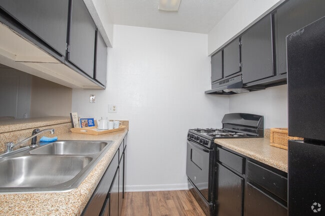 2BR, 2BA - 1000SF - The Reserve at Brookhaven