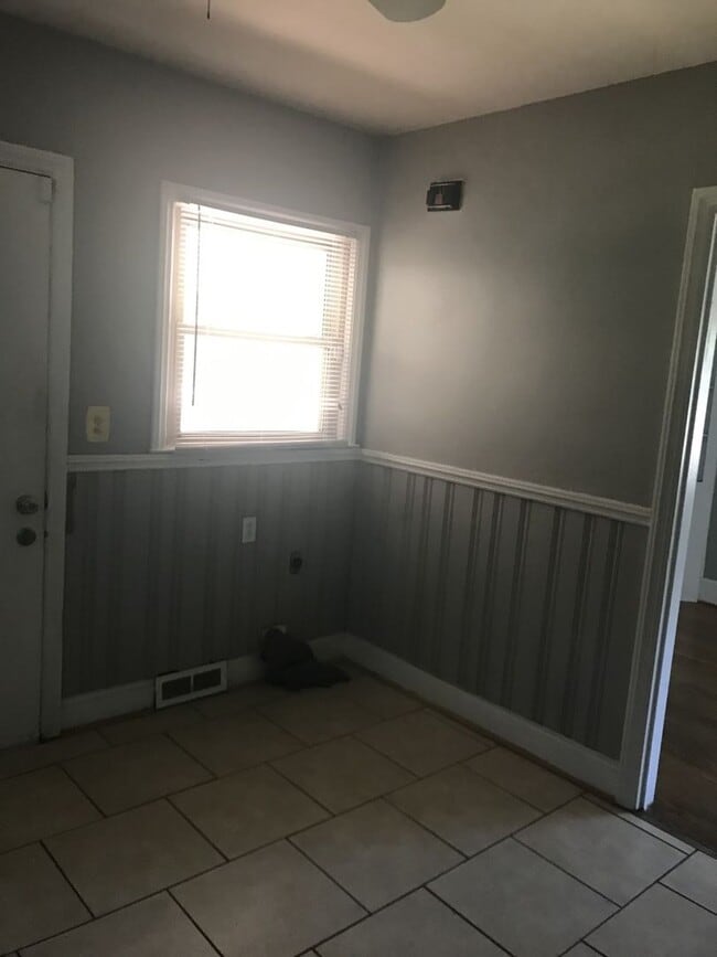Building Photo - Ranch style 3 bedroom1.5 bath home off S. ...