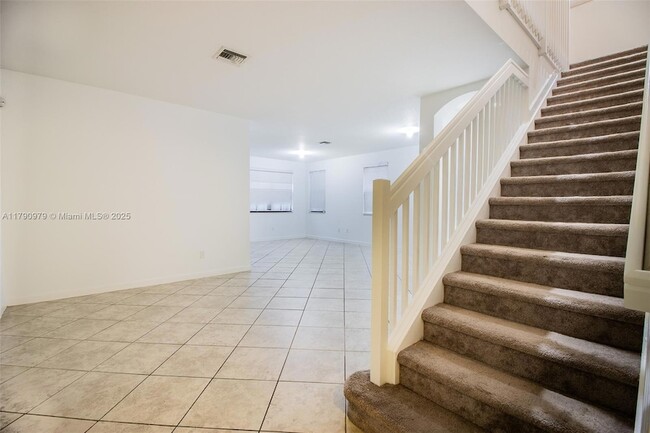Building Photo - 9596 Town Parc Cir S
