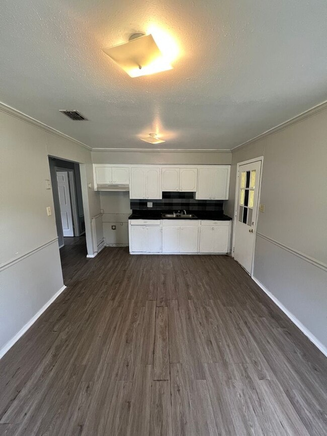 Building Photo - 1208 N Pines Dr