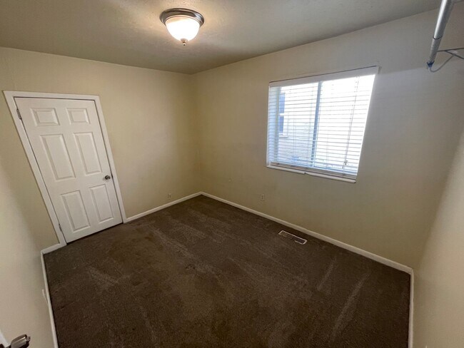 Foto del edificio - Liberty Park One Bedroom Single Family Home with Huge Yard
