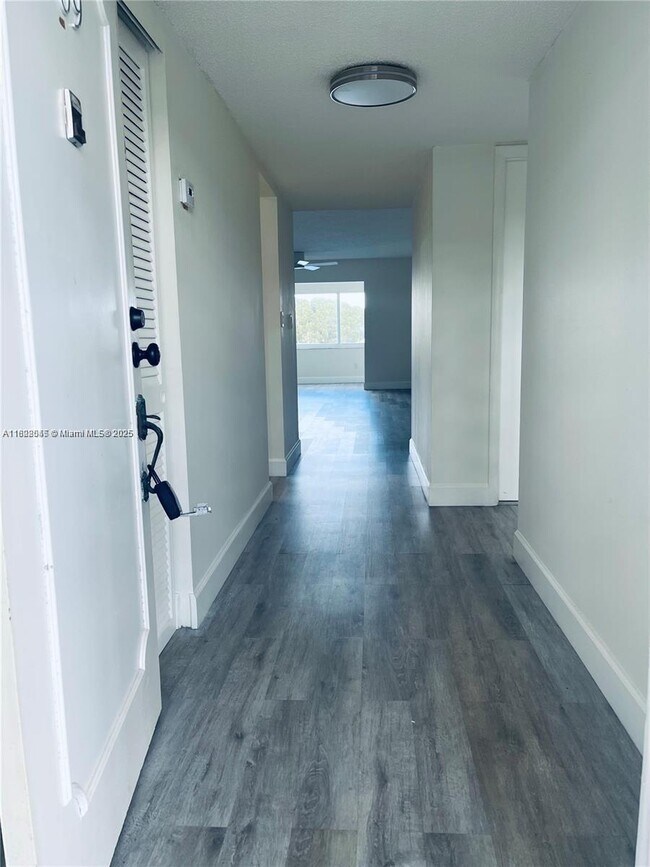 Foto del edificio - 873 NE 195th St