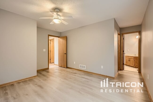 Building Photo - 54 Rosewood Dr